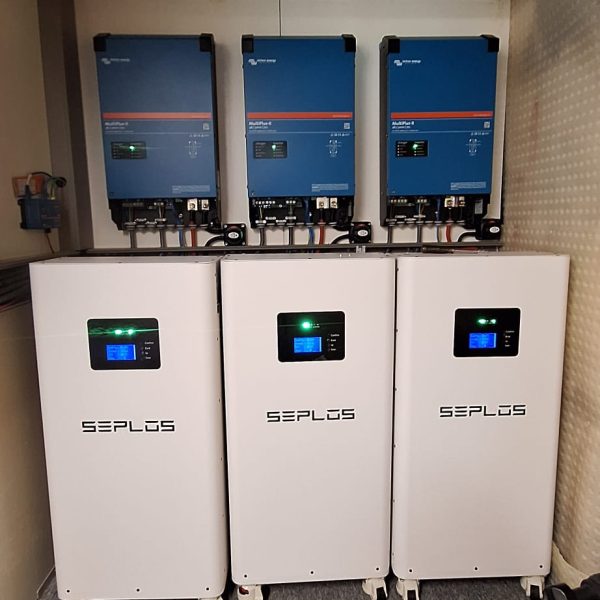 Maatwerk systeem - 3x MultiPlus-II 5KVA en 3x 16 KWH 280L Seplos batterij extra beveiligd met T-class zekeringen